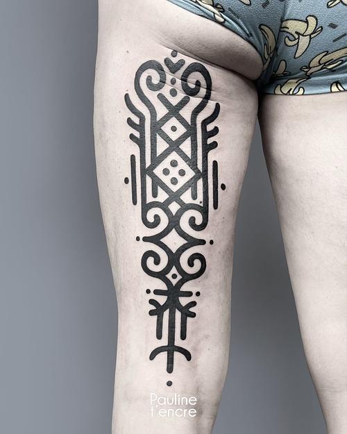 Tattoo ornement cuisse fat line 