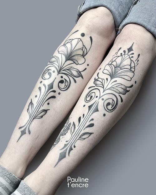 Tattoo Ornement fleur sur tibias