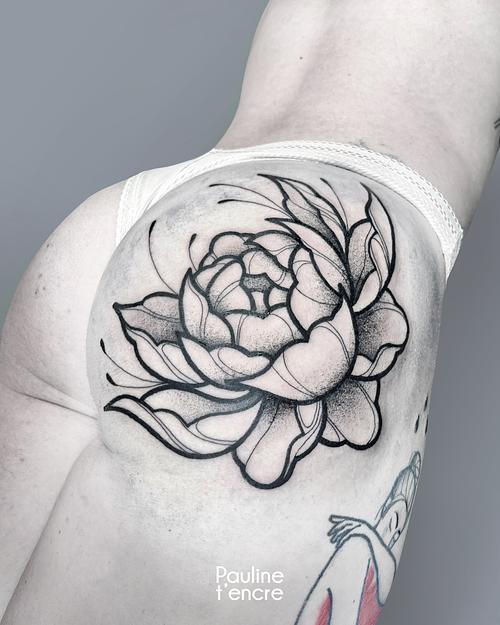 Tatouage fleur pivoine fat Line - fesse